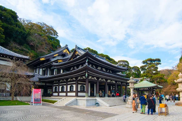 :Personas que visitan la sala Kanon-do en el templo Haze-dera o el templo Hase-kannon en Kamakura, Japón — Foto de Stock