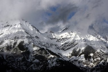 Karlı bir dağ yamacında