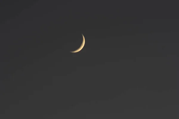 açık bir gökyüzü ile küçük hilal