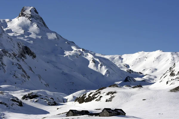 Güneşli bir günde karlı Pyrenean Vadisi