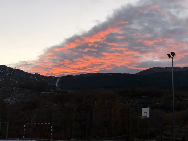 Spor kırmızı gökyüzü altında