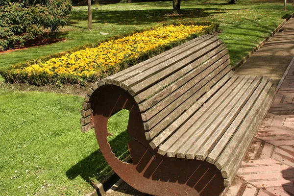 Una Panchina Nel Parco — Foto Stock