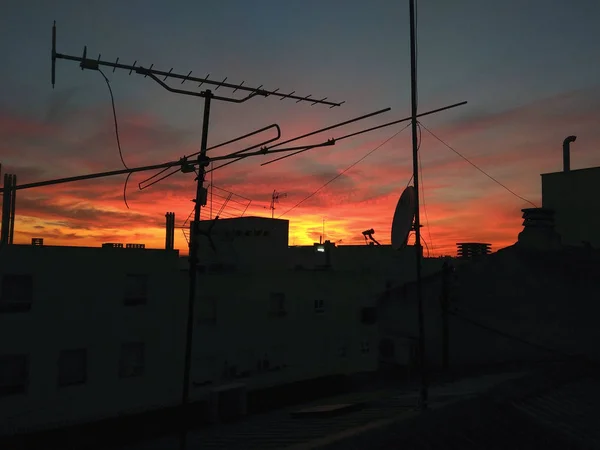 Ein Schöner Sonnenuntergang Zwischen Den Antennen — Stockfoto