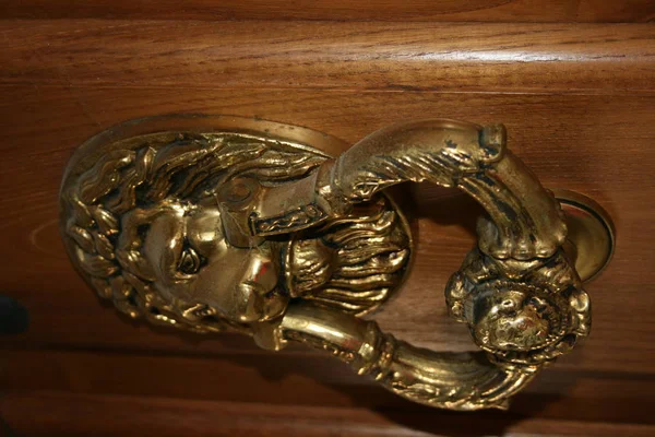 İspanyol bir köyde altın tokmağı