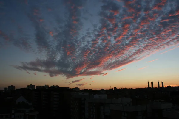 日落与红色天空在马德里 — 图库照片