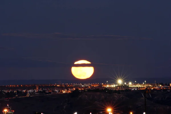 Σούπερ Σελήνη Στο Υψώνεται Πάνω Από Αεροδρόμιο Barajas Της Μαδρίτης — Φωτογραφία Αρχείου
