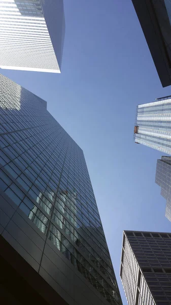 Aşağıda görülen gökdelen