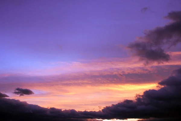 Unterschiedliche Wolken Himmel — Stockfoto