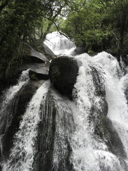 Cachoeira rochosa — Fotografia de Stock