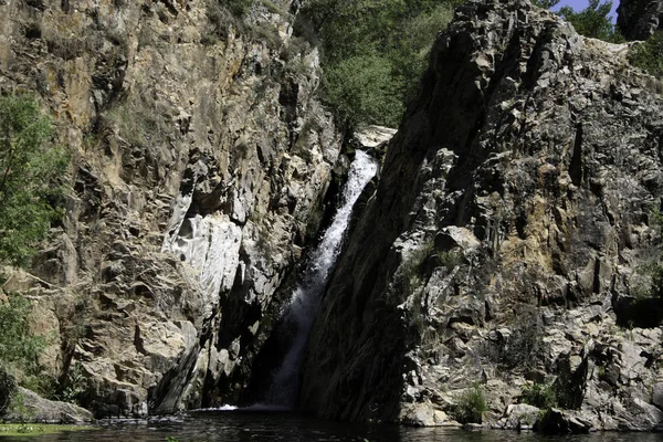 Cascada Hervidero en Madrid Imágenes De Stock Sin Royalties Gratis