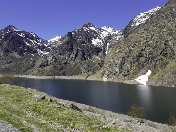 Karlı dağda bir göl