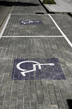 Engelliler için park yerleri