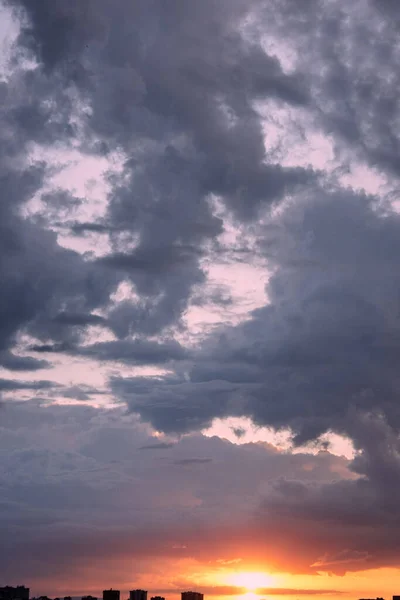 Matahari Terbenam Setelah Badai Dengan Langit Yang Indah — Stok Foto