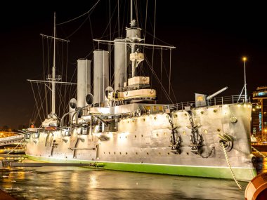 Kruvazör Aurora Neva üzerinde