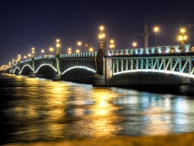 Neva üzerinde köprü Troitskiy