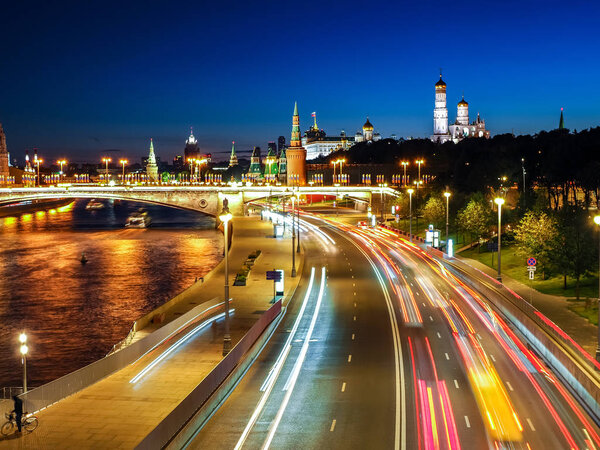 big moskvoretsky bridge and street 