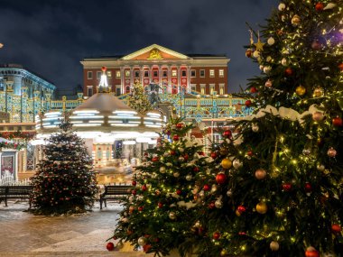 Noel atlıkarınca ışıkları iplik