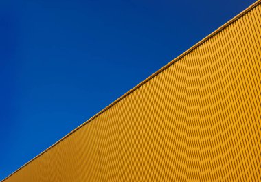 Minimalist bir sarı duvar gökyüzü kesme parçaları çerçeveyi böler