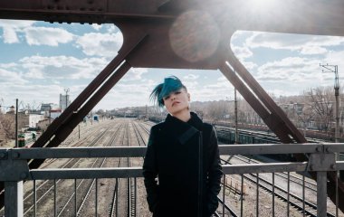 Bir Demiryolu Köprüsü'nde yalnız kız.