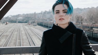 Bir Demiryolu Köprüsü'nde yalnız kız.