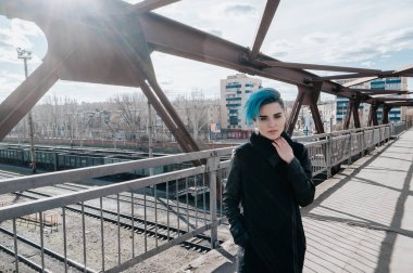 Bir Demiryolu Köprüsü'nde yalnız kız.