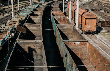 Bir sürü boş Raylı araba.