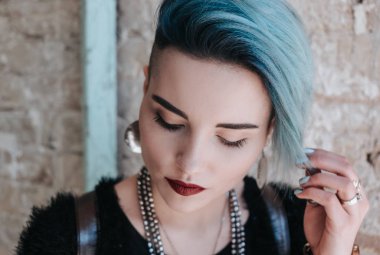 Mavi saçlı açık havada garip genç kız portresi