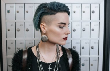 Mavi saçlı açık havada garip genç kız portresi