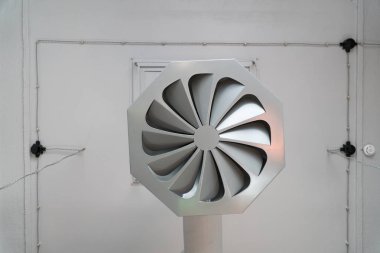 iç havalandırma soğutma klimalar metal boru binanın içinde closeup hava deliği ızgara.