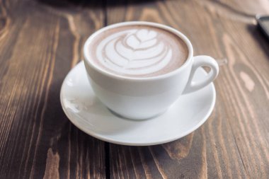 Bir fincan kahve ahşap tablo