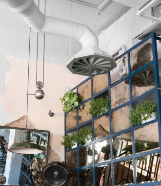 Mobilya ve dekorasyon bir restoran, retro tasarımı, tavanda havalandırma.