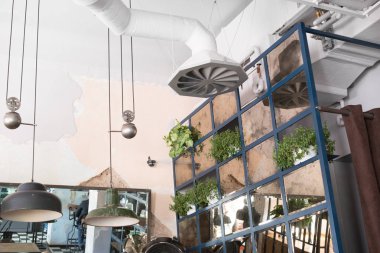 Mobilya ve dekorasyon bir restoran, retro tasarımı, tavanda havalandırma.