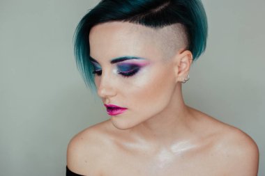 Renkli duman gözlü genç güzel seksi kız portresi makyaj, saç ve Studio mükemmel cilt mavi. Işık halka. Güzellik blog. Gözleri kapalı