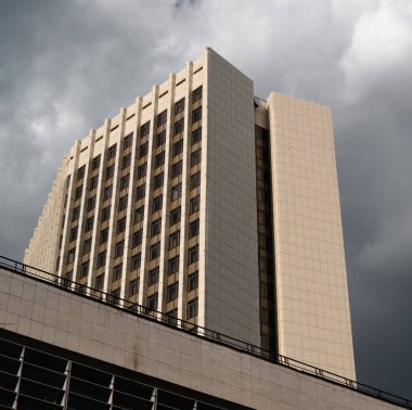 yüksek katlı çok katlı apartman ağaçlar infront mavi gökyüzü ve bulutlar