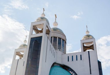 Modern Kilisesi karşı mavi gökyüzü ve beyaz bulutlar.