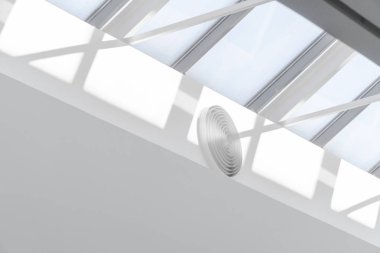 Beyaz metal cam çatı büyük bir alışveriş merkezi inşaatı. Yüksek teknoloji mimari arka plan fotoğraf