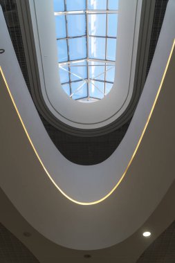 Yüksek teknoloji mimari arka plan fotoğraf alışveriş merkezi ile modern tasarımı ve şeffaf cam çatı