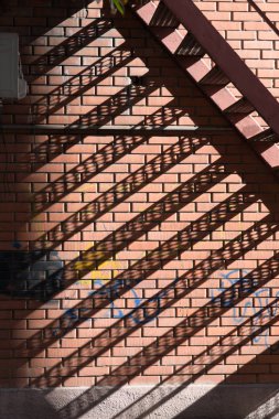 Bir tuğla duvar gün ortasında güneş'ten gölgeli arka plan dokusu