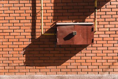 Bir tuğla duvar gün ortasında güneş'ten gölgeli arka plan dokusu