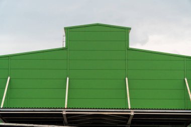 Merdiven çatıya fırtınalı gökyüzü karşı kendisini büyük bir ambarla yeşil cephe