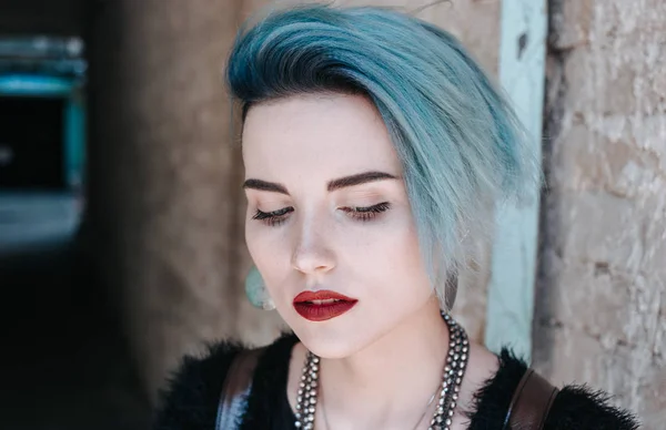 Retrato Niña Rara Con Pelo Azul Aire Libre —  Fotos de Stock