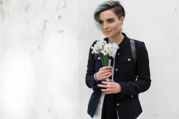 Chica Hipster Usando Jaket Posando Contra Pared Calle Áspera Con —  Fotos de Stock