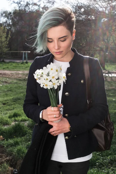 春や夏のシーズンにストリートで花を持つ少女 — ストック写真