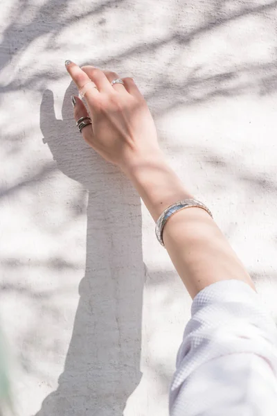 Una Imagen Abstracta Mano Contra Sol Con Sombra Árbol Pared — Foto de Stock