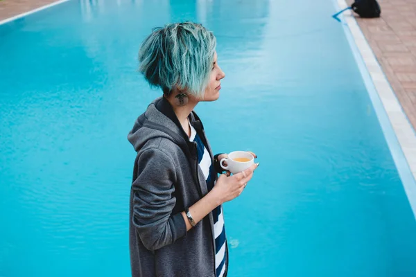 Portret Van Een Gelukkige Vrouw Met Blauwe Haar Drinken Thee — Stockfoto