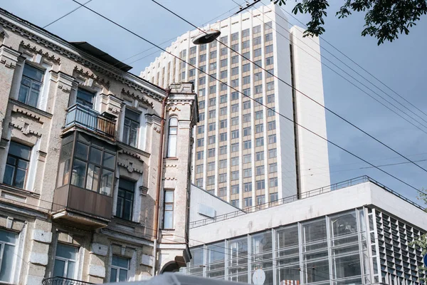 Edificio Apartamentos Varios Pisos Gran Altura Con Árboles Frente Cielo — Foto de Stock