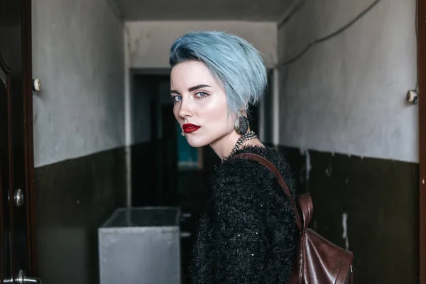 Chica Con Peinado Corto Azul Moda Pie Viejo Pasillo Ucrania —  Fotos de Stock