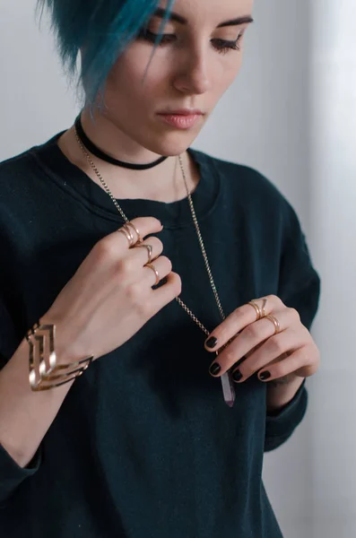 Een Hanger Aan Nek Van Het Meisje Armband Aan Kant — Stockfoto