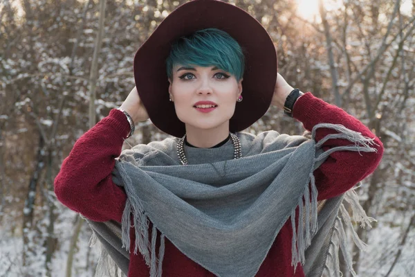 Foto Invierno Una Chica Vestida Con Suéter Chal Lana Sombrero —  Fotos de Stock