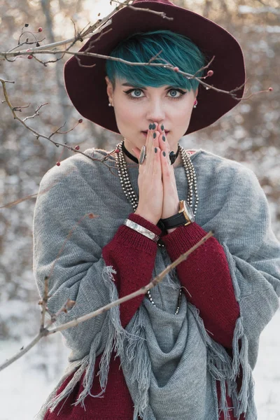 Foto Invierno Una Chica Vestida Con Suéter Chal Lana Sombrero — Foto de Stock